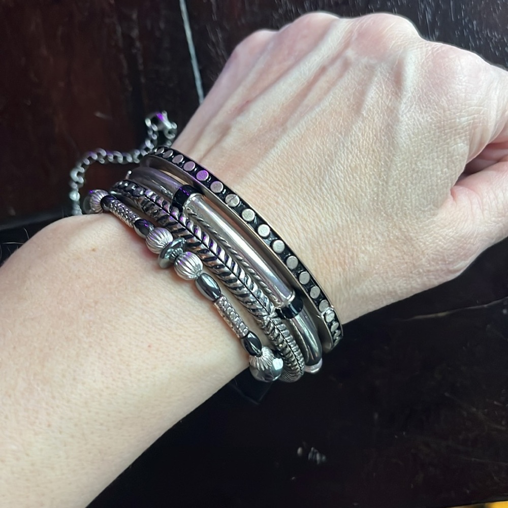Lot of silver and black jewelry- necklaces, bracelets, earrings - Picture 5 of 16